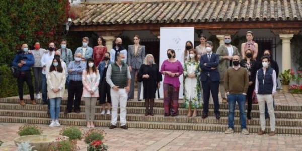 El Palacio de Viana acoge una sesión fotográfica con diseñadores de moda y joyería cordobeses